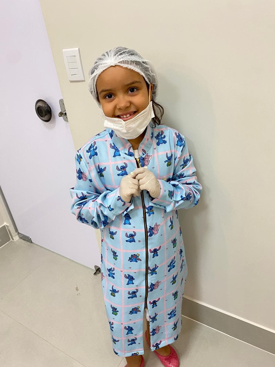 Criança usando avental do Stitch