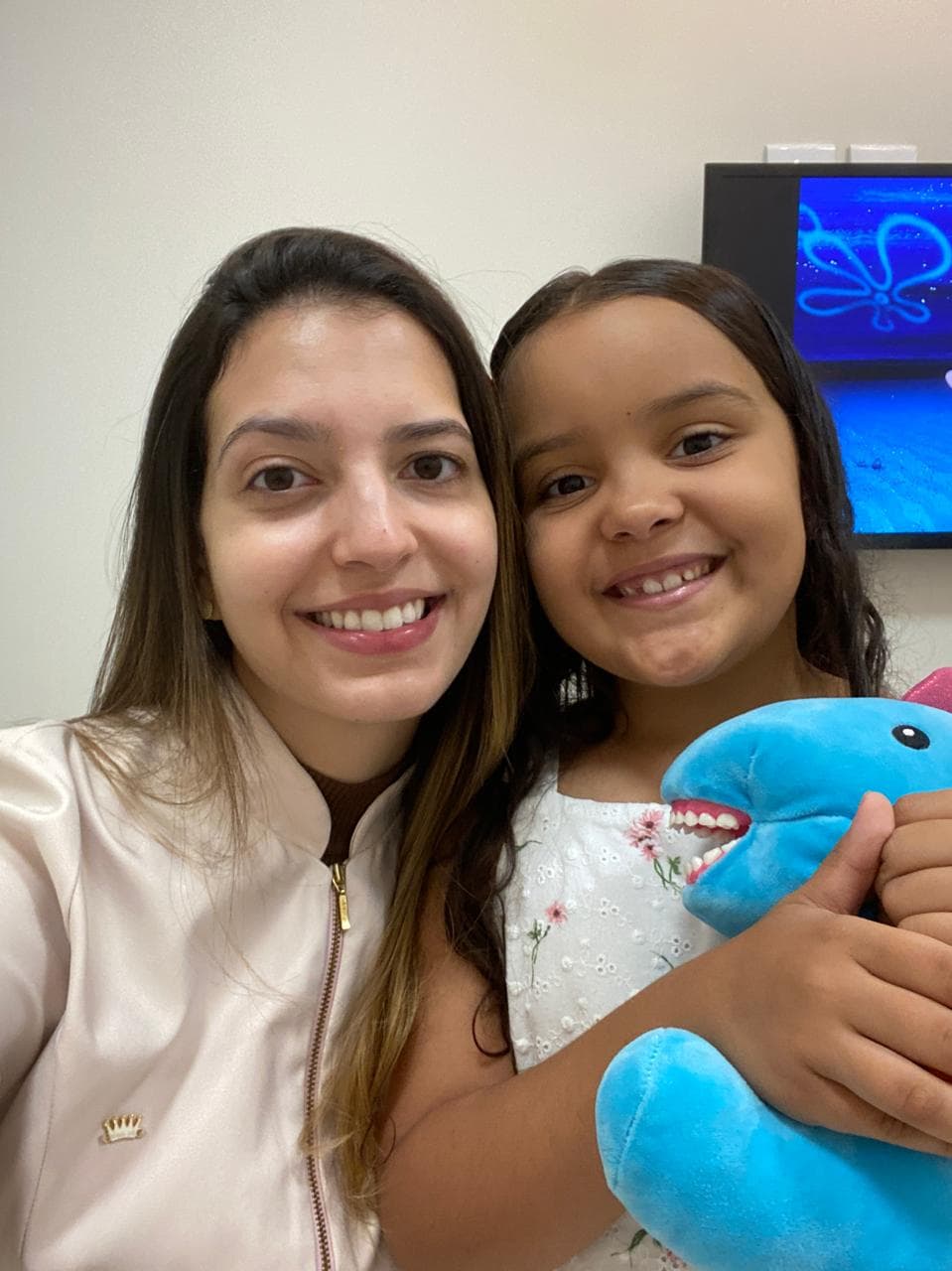 Dra. Ingrid com boneco azul durante atendimento
